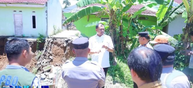
					Tinjau Longsor Bupati Ambil Langkah Cepat dalam Penanganan Longsor di Perumahan HKS 1 Kecipung