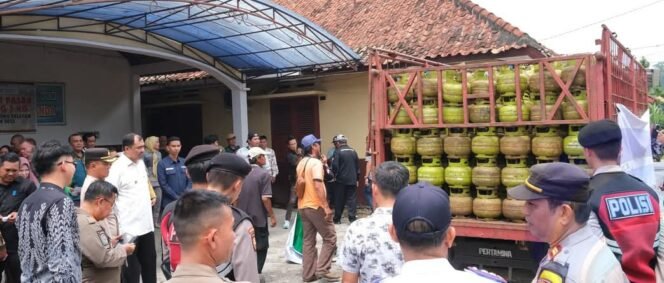 
					Cari Solusi Atasi Kelangkaan Gas Elpiji 3 Kg Bupati Turun Tangan