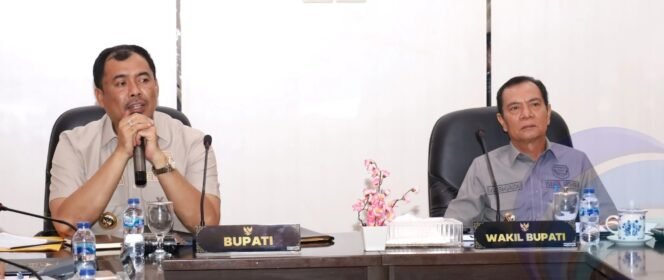 
					Bupati dan Wakil Bupati Wawancarai Tiga Kandidat Direktur PDAM Tirta Saka Selabung
