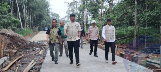 
					BUPATI OKU SELATAN KENDARI SEPEDA MOTOR, TINJAU LANGSUNG PEMBANGUNAN JALAN PENGHUBUNG SIMPANG–BUANA PEMACA: TANDA KOMITMEN UNTUK MENINGKATKAN KONEKTIVITAS DAN PEREKONOMIAN PEDESAAN