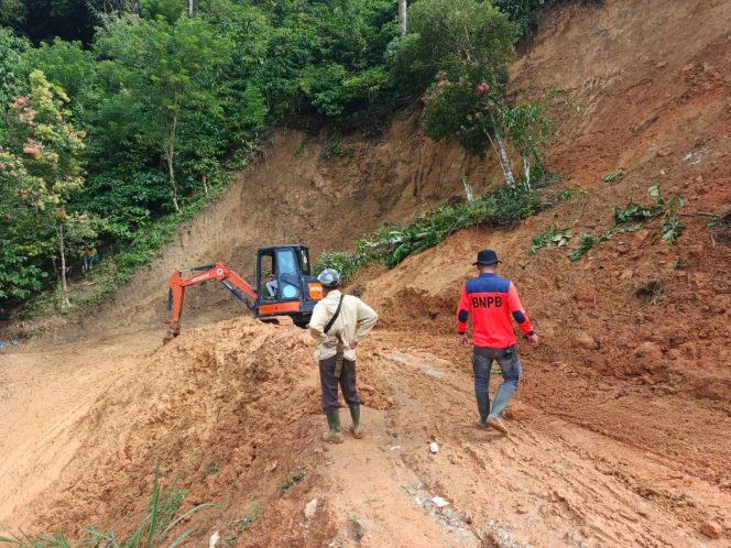 
					BPBD Turunkan Alat Berat Bersihkan Longsor, Akses Jalan Desa Tanjung Harapan Mulai Tersambung
