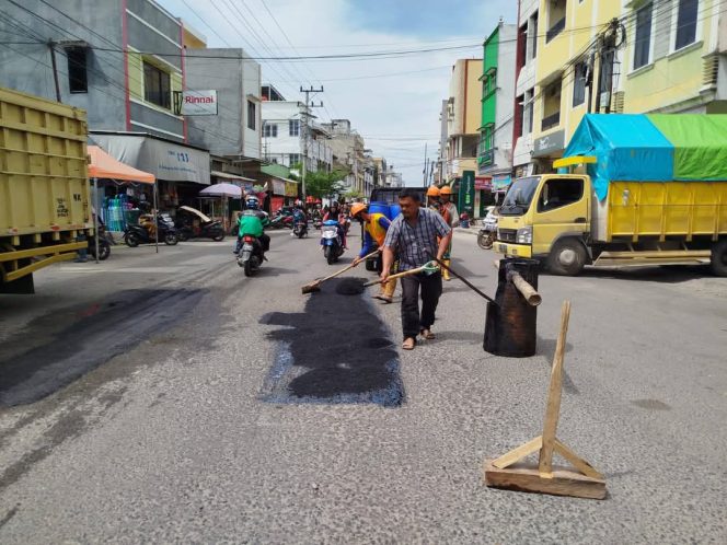 
					Bupati OKU Selatan Prioritaskan Keselamatan, Perintahkan Perbaikan Tambal Sulam Jalan Sudirman dan Ahmad Yani