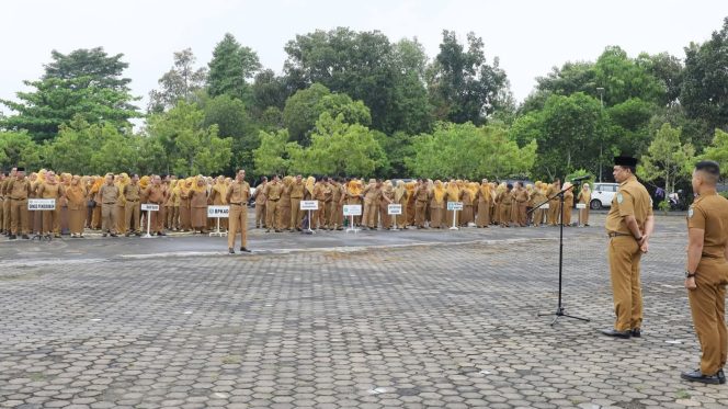 
					Bupati Abusama Tegaskan Komitmen Pelayanan Prima dalam Apel Gabungan dan Halal Bihalal Pemkab OKU Selatan
