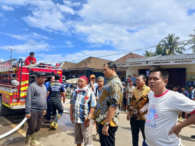 
					Bupati OKU Selatan Sigap Tinjau Lokasi Kebakaran di Desa Gedung Wani, Berikan Dukungan dan Imbauan Warga